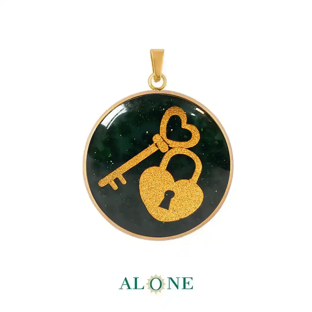 آویز کوچک گرد دلربا سبز کلید و قفل