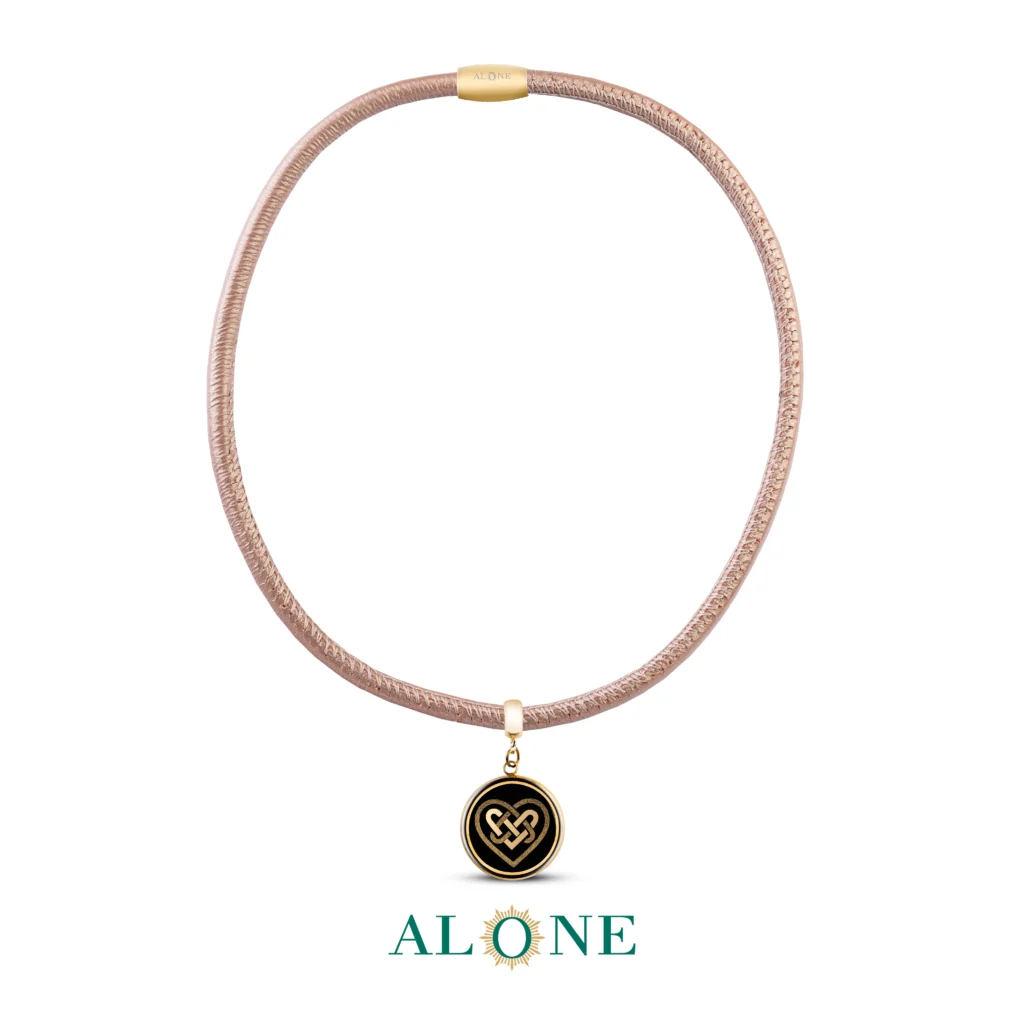 گردنبند چرم لوله ای گلبهی با آویز ژیوار